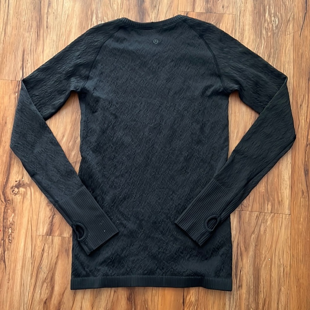 Lululemon Women’s Black Long Sleeve Athletic Top Textured Active Size 4